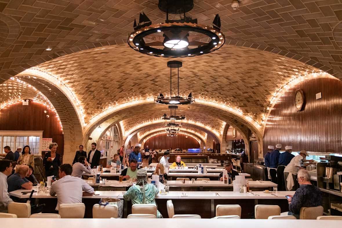 다이닝 콩코스 및 오이스터 바 & 레스토랑 (Dining Concourse & Oyster Bar & Restaurant)